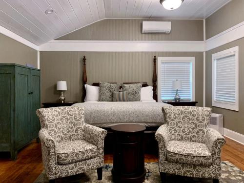 Χώρος καθιστικού στο Charming Georgia Cabin for Weekend Getaways from Atlanta