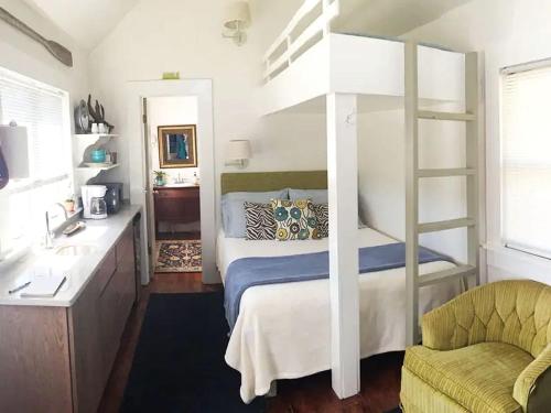 1 dormitorio con litera y baño en Serene Tiny House with a Big Charm for Glamping in Virginia, en Accomac