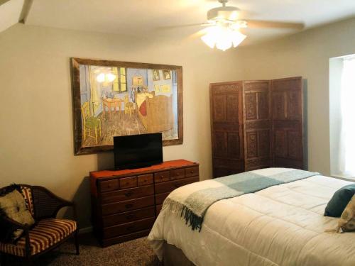 Ένα ή περισσότερα κρεβάτια σε δωμάτιο στο Beautiful and Luxurious Guest Suite Rental Ideal for Weekend Getaways from Kansas City