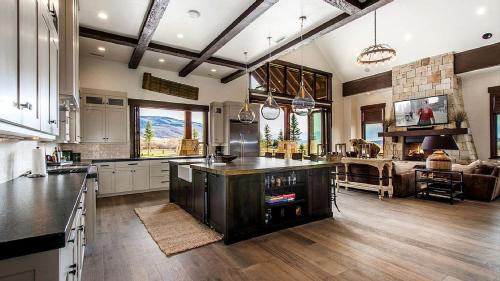 Η κουζίνα ή μικρή κουζίνα στο Impressive and Secluded Villa for Rent along the Glorious Uinta Mountains, Utah