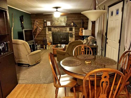 Coin salon dans l'établissement Secluded Lake Cottage Rental with a Dock and a Game Room in Hale, Michigan