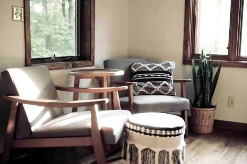 Posezení v ubytování Stunning Home Away From Home in New Albany, Ohio, For Restful Escapes to Nature