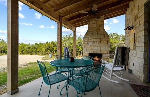 Patio nebo venkovní prostory v ubytování Relaxing Accessible Cottage with Outdoor Fireplace for a Peaceful Getaway near Austin, Texas