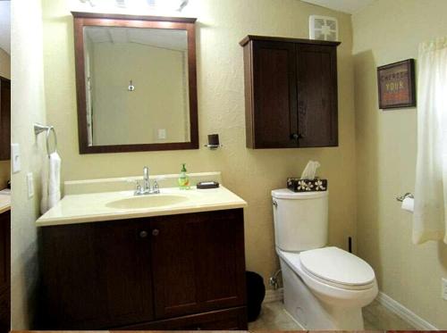 Phòng tắm tại Waterfront Cabin Perfect for Families in Inverness, Florida