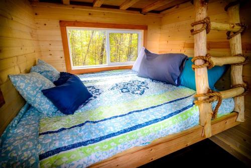 Voodi või voodid majutusasutuse Stunning Tree House Tucked Away Among the Trees near Germantown, Kentucky toas