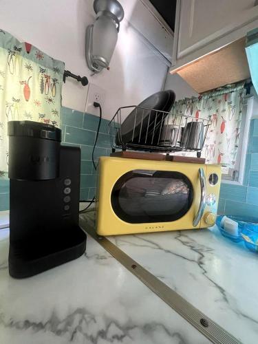 Dapur atau dapur kecil di Quaint Airstream with Picnic Space Great for Two in Indiana