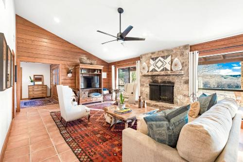 un salon avec un canapé et une cheminée dans l'établissement Beautiful Lakeside Rental with Hot-Tub in Igram, Texas, Perfect for Family Glamping Trips, à Hunt