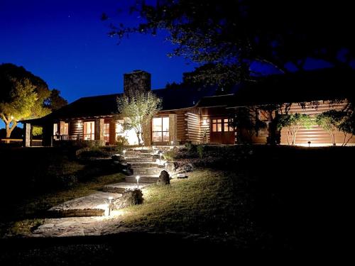 Zahrada ubytování Beautiful Lakeside Rental with Hot-Tub in Igram, Texas, Perfect for Family Glamping Trips