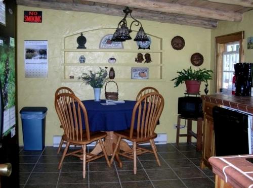 ein Esszimmer mit einem blauen Tisch und Stühlen in der Unterkunft Gorgeous Private Cottage Rental in the Black Hills of South Dakota in Nemo