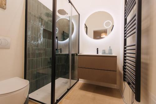 a bathroom with a shower and a toilet at Dimora Crocefisso in Noto