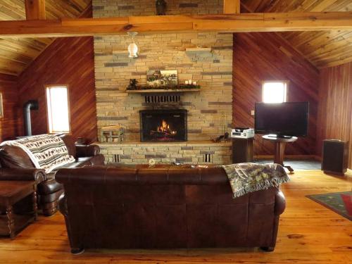 Posezení v ubytování Lovely Cabin for Seven with Hot Tub near Deep Creek Lake in West Virginia