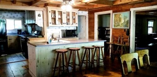 Η κουζίνα ή μικρή κουζίνα στο Spacious New England Family Cabin Rental in Pittsfield, New Hampshire