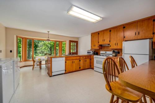 Kuchyň nebo kuchyňský kout v ubytování Escape to The Clubhouse, St. Croix Falls city, Wisconsin