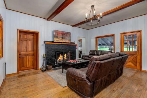 Posezení v ubytování Escape to The Clubhouse, St. Croix Falls city, Wisconsin