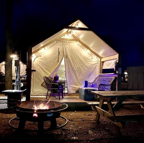 Imagen de la galería de B Son's Riverside Safari Tent in Kingsbury, TX, en Staples