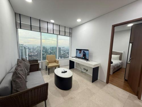 un soggiorno con divano, letto e TV di Sky Premium Apartment Klcc a Kuala Lumpur