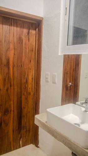 Spacious Lake House with Pool and Fire Pit near Lagoon in Xul-Ha, Quintana Rooにあるバスルーム