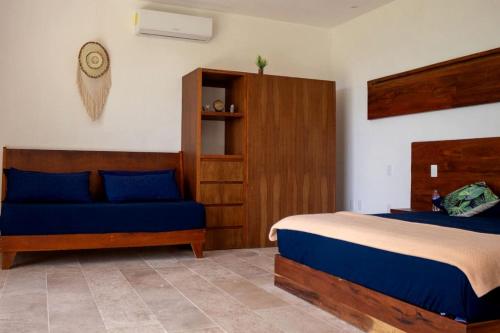 Spacious Lake House with Pool and Fire Pit near Lagoon in Xul-Ha, Quintana Rooにあるベッド
