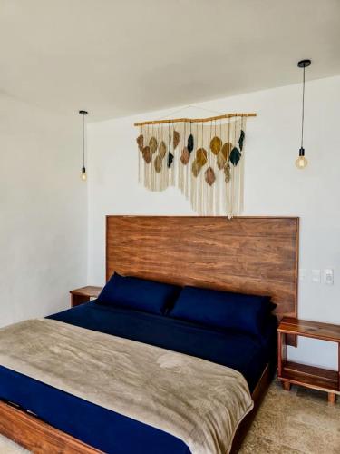 Spacious Lake House with Pool and Fire Pit near Lagoon in Xul-Ha, Quintana Rooにあるベッド