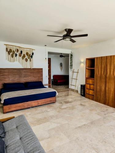 Spacious Lake House with Pool and Fire Pit near Lagoon in Xul-Ha, Quintana Rooにあるベッド