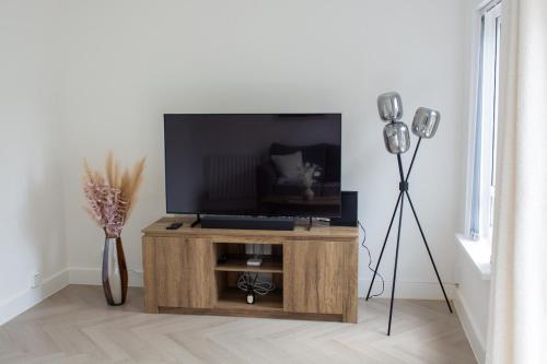 ハットフィールドにあるHatfield Haven with Free Parking, 25min London and Fast Wi-Fiのリビングルーム(薄型テレビ付)