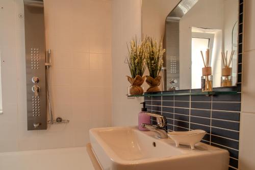 Bilik mandi di Helena's Dream Home