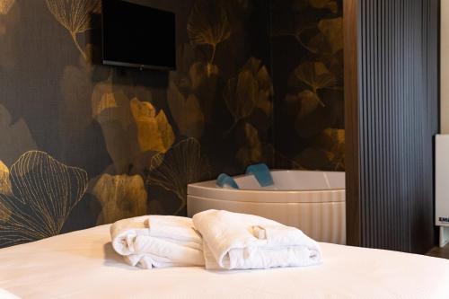 a hotel room with two towels on a bed at Agriturismo Il Ceraseto da Tomasi in San Biagio di Callalta