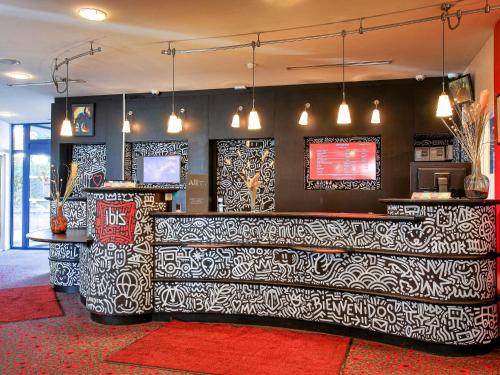 a bar with a couch in a room at ibis Marseille Centre Gare Saint Charles in Marseille