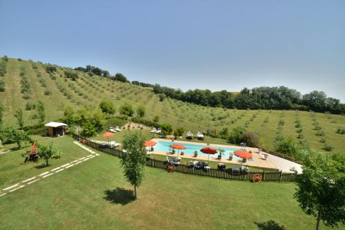 - une vue aérienne sur un complexe avec une piscine dans l'établissement Villa Scuderi, à Recanati