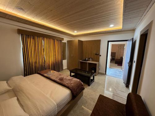 Un ou plusieurs lits dans un hébergement de l'établissement Hotel Kuber Palace Badrinath