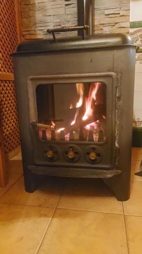 una estufa con fuego en la habitación en Casa Tortuga Feliz, en Higueruela