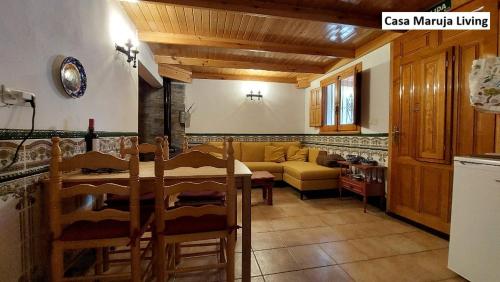 Una cocina y una sala de estar con una mesa y un sofá. en Casa Tortuga Feliz, en Higueruela