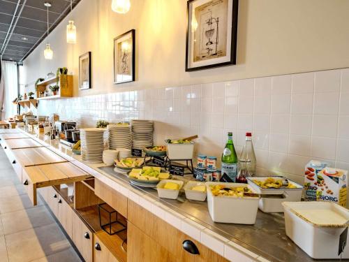 ein Buffet mit viel Essen drauf in der Unterkunft ibis Marne La Vallee Champs-sur-Marne in Champs-Sur-Marne