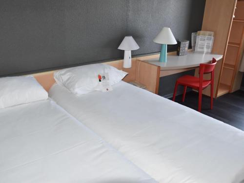 ibis Rochefortにあるベッド