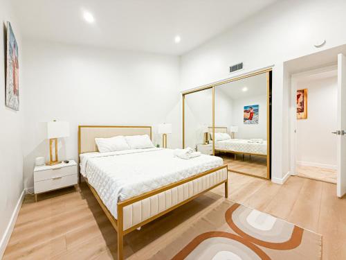 3BR Villa with Serene Poolside Views - CAL1 - HHにあるベッド