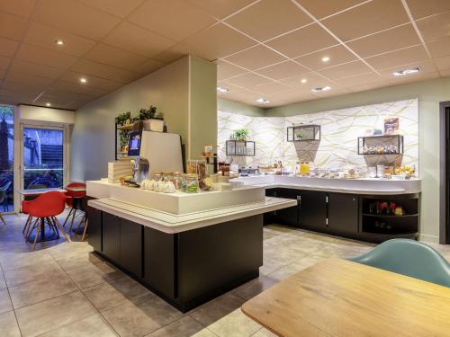 - une cuisine avec un comptoir et un réfrigérateur dans la chambre dans l'établissement ibis La Rochelle Centre Historique, à La Rochelle