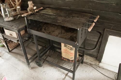 a small charcoal grill with a box on it at Chalupa na Valašsku in Halenkov