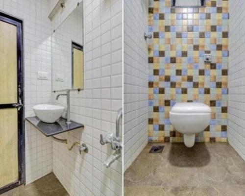 ムンバイにあるHotel Anil Residencyのトイレと洗面台付きのバスルーム
