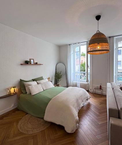 Una cama o camas en una habitación de La Suite Asmée - Centre-ville Lons-le-Saunier