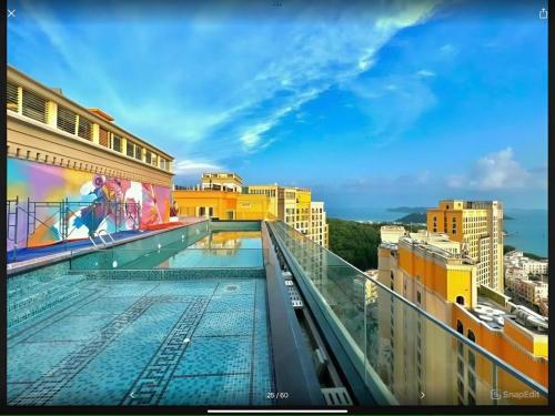 Der Swimmingpool an oder in der Nähe von Hub Multi Hotel Phu Quoc