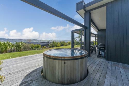 ein Whirlpool auf der Terrasse eines Hauses in der Unterkunft Lake View Lodge in Taupo Airport