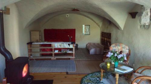 un soggiorno con un divano e un tavolo di Chez Corban a Rosans