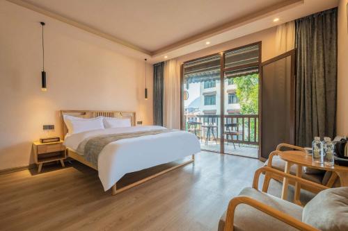 Postel nebo postele na pokoji v ubytování Shanju Bieyuan Homestay (Yangshuo Yulonghe Branch)