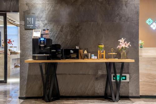 a table with a coffee machine on it in a room at Mehood Lestie International Hotel Shenzhen Science and Technology Park Hi-Tech Central Metro Station Branch in Shenzhen