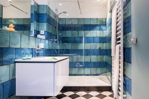 a bathroom with a shower and a sink and a tub at Mintrops Stadt Hotel Margarethenhöhe in Essen