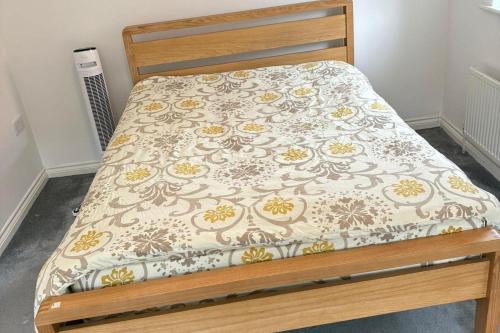 En eller flere senge i et værelse på House - Sleeps 5 Private Parking & Pets Allowed