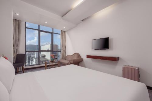 Star Hotel and Spa Danangにあるテレビまたはエンターテインメントセンター