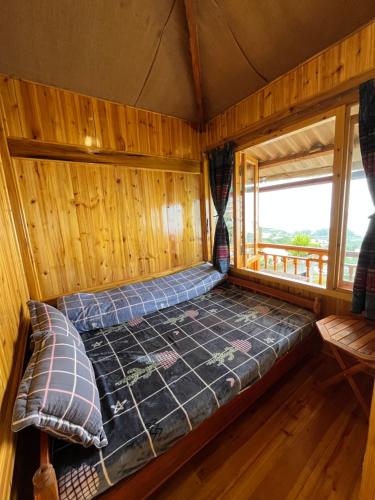 una cama grande en una habitación con ventana en Bau's Sapa Homestay, 