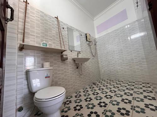 un baño con inodoro y lavabo en Grand Apsara Residence, en Siem Reap