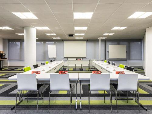 a conference room with a large table and chairs at ibis Toulouse Pont Jumeaux in Toulouse